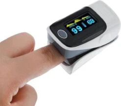 Saturatiemeter - Zuurstofmeter - Zuurstofmeter Vinger - Hartslagmeter - Oximeter - Inclusief Batterij -MEDISANA Shop 1200x1051 2