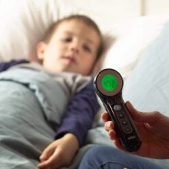 Braun Digitale Thermometer + Handige Opbergetui - Voorhoofdthermometer - Age Precision Technologie - Contactloze Meting - Geschikt Voor Baby's, Kinderen & Volwassenen - Koortsindicator Met Leeftijdsinstelling - Met Stiltemodus - BNT400 - Zwart -MEDISANA Shop 1200x1200 1060