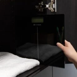 Silvergear® Personenweegschaal Digitaal - Weegschaal - Makkelijk Op Te Bergen - Verlicht LCD Scherm - Zwart 17 Silvergear® Personenweegschaal Digitaal - Weegschaal - Makkelijk Op Te Bergen - Verlicht LCD Scherm - Zwart -MEDISANA Shop 1200x1200 157