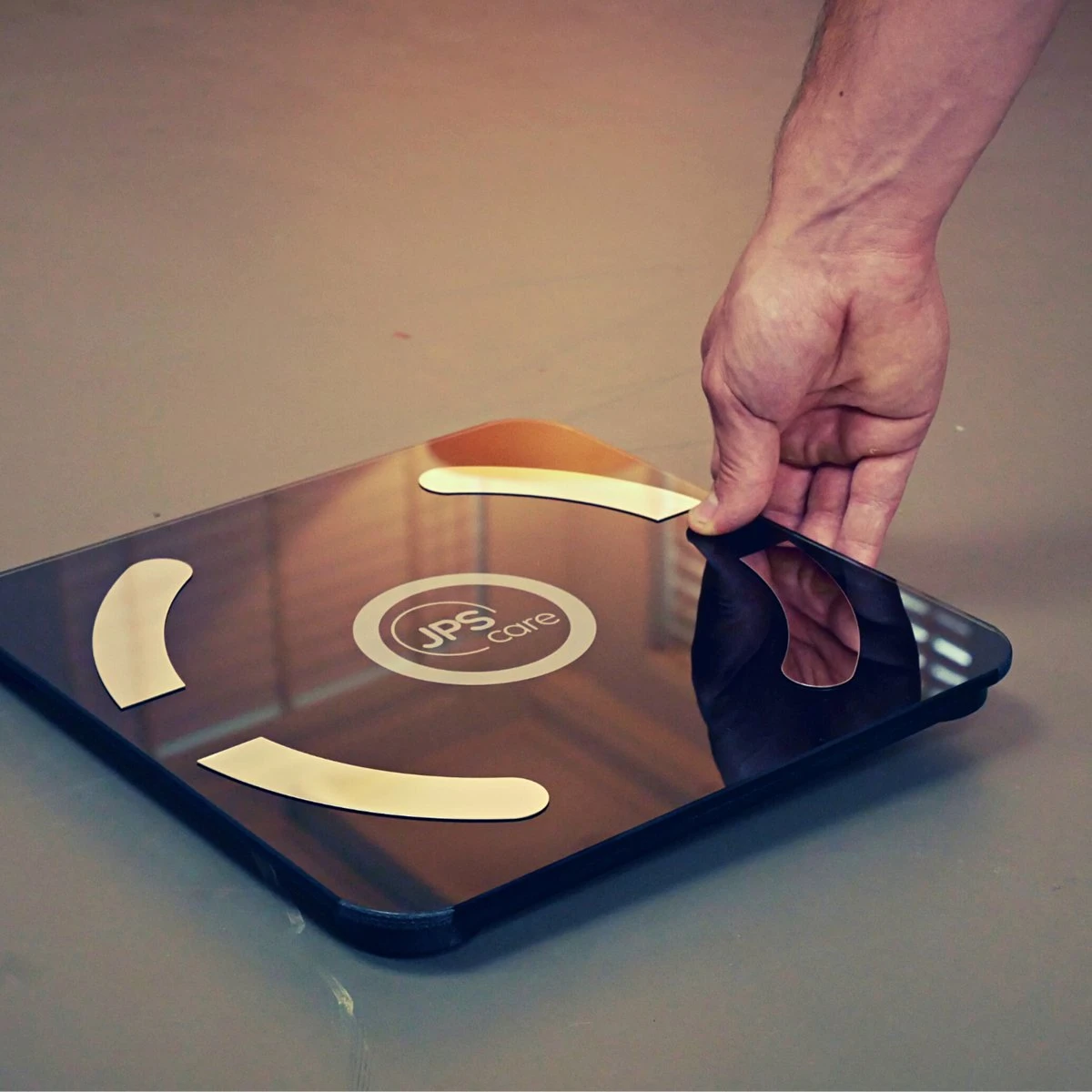 JPS Care® Personenweegschaal - Smart Weegschaal - Met 12 Lichaamsanalyse & Vetpercentage Metingen - Digitaal - Bluetooth Met App - Oplaadbaar Met 6 Maanden Batterij - Zwart 8 JPS Care® Personenweegschaal - Smart Weegschaal - Met 12 Lichaamsanalyse & Vetpercentage Metingen - Digitaal - Bluetooth Met App - Oplaadbaar Met 6 Maanden Batterij - Zwart - Afbeelding 6