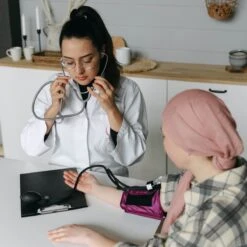 Handmatige Bloeddrukmeter Met Stethoscoop Voor Verpleegkundige - Paars - Nurse -MEDISANA Shop 1200x1200 474