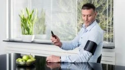 OMRON EVOLV Bloeddrukmeter Bovenarm - Blood Pressure Monitor Met Hartslagmeter - Aanbevolen Door Hartstichting - Onregelmatige Hartslag - Met Mobiele App - Klinisch Gevalideerd - 22 Tot 42 Cm Manchet – 3 Jaar Garantie -MEDISANA Shop 1200x675 3