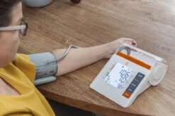 Cresta Care BPM820S Digitale Bovenarm Bloeddrukmeter | Meet Gemiddelde Bloeddruk Over Drie Metingen | XL-manchet 22 - 42 Cm | Opbergvak Voor Manchet | 3 Jaar Garantie -MEDISANA Shop 1200x794 1