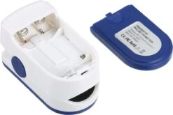 Saturatiemeter - Zuurstofmeter - Oximeter Met Hartslagmeter - Inclusief Draagkoord - Roterende Scherm - Best Geteste Co2 Meter -MEDISANA Shop 1200x804